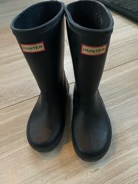 Hunter Navy Rain Boots with Red Logo Trim, US 11 boys, 12 girl
